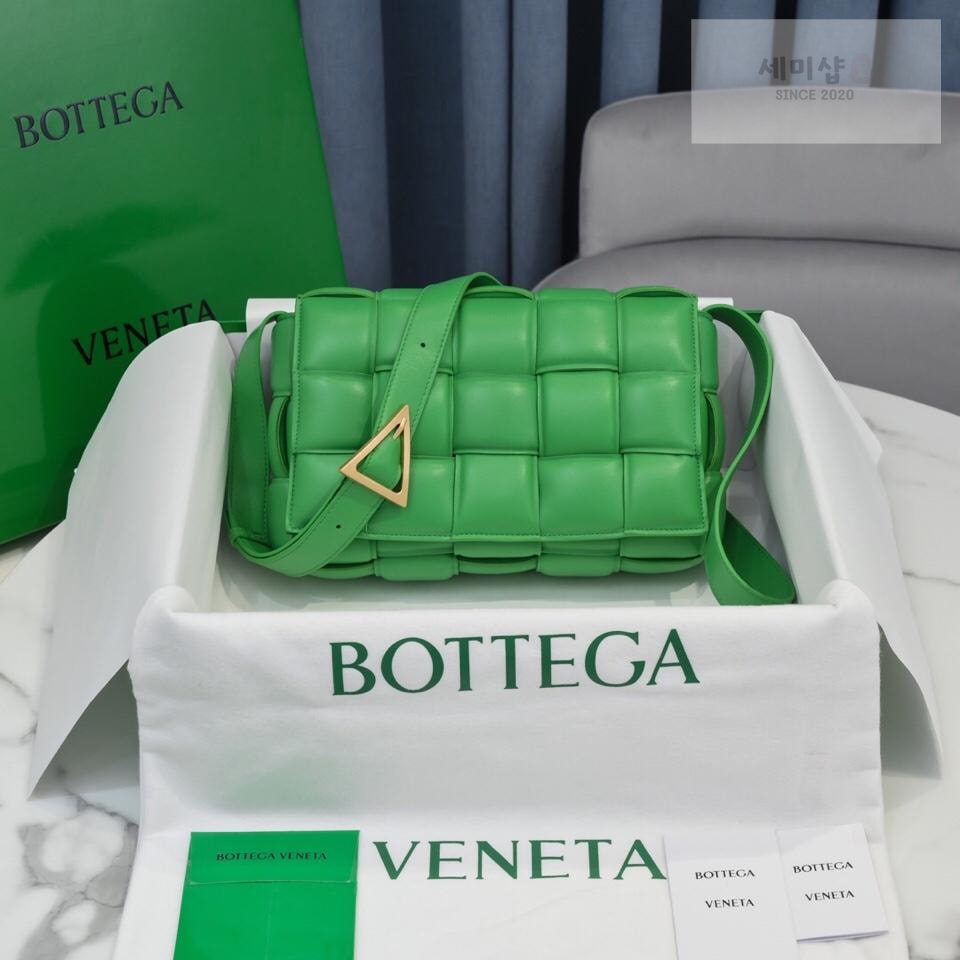 Bottega Veneta Bottega Veneta Padded Cassette Bag 81번 이미지
