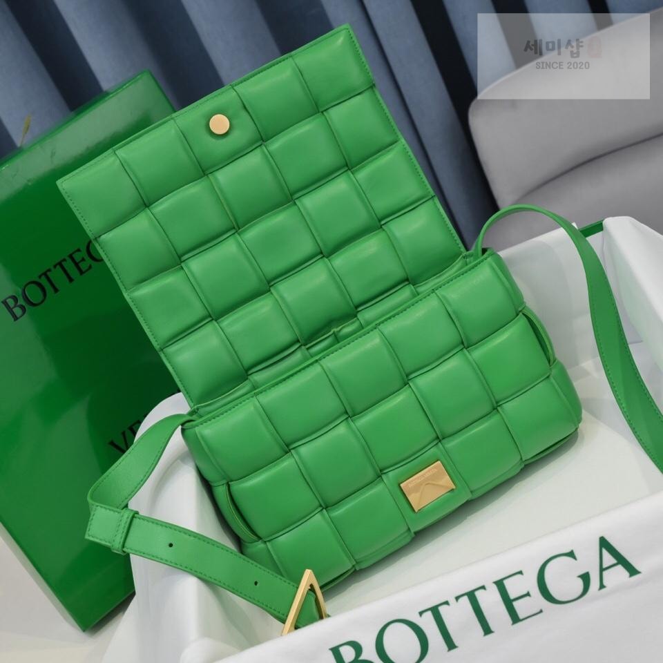 Bottega Veneta Bottega Veneta Padded Cassette Bag 86번 이미지