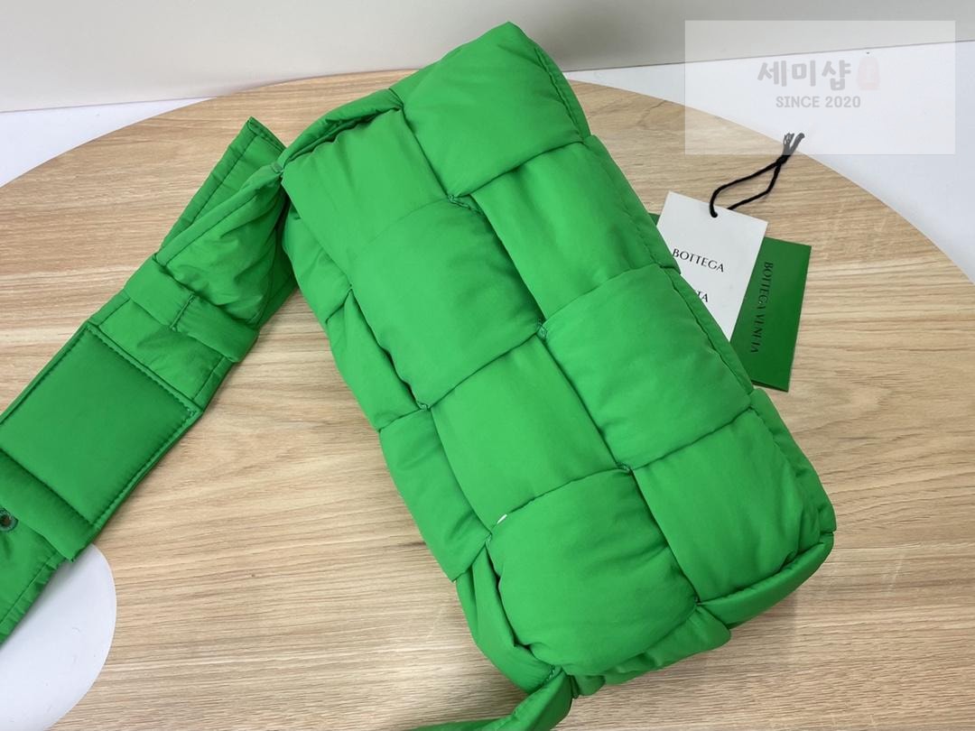Bottega Veneta 보테가베네타 패딩 카세트백 레플리카 4번 이미지 - Bag | 세미샵 레플리카 사이트