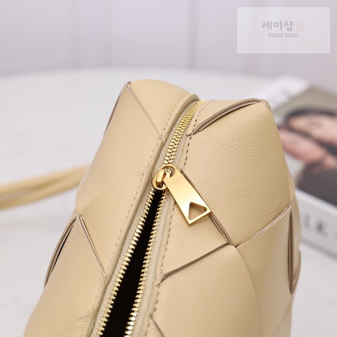 Bottega Veneta Bottega Veneta Small Cassette Camera Bag Bag 30번 이미지