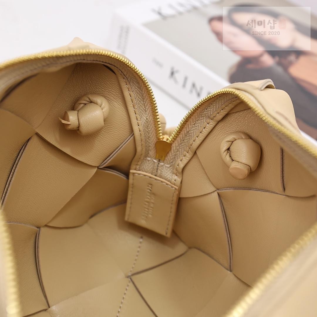 Bottega Veneta Bottega Veneta Small Cassette Camera Bag Bag 37번 이미지