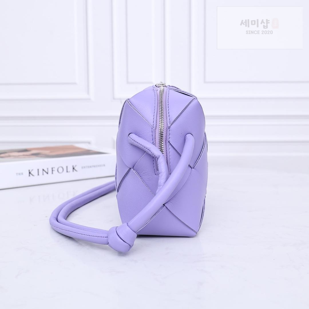 Bottega Veneta Bottega Veneta Small Cassette Camera Bag Bag 49번 이미지