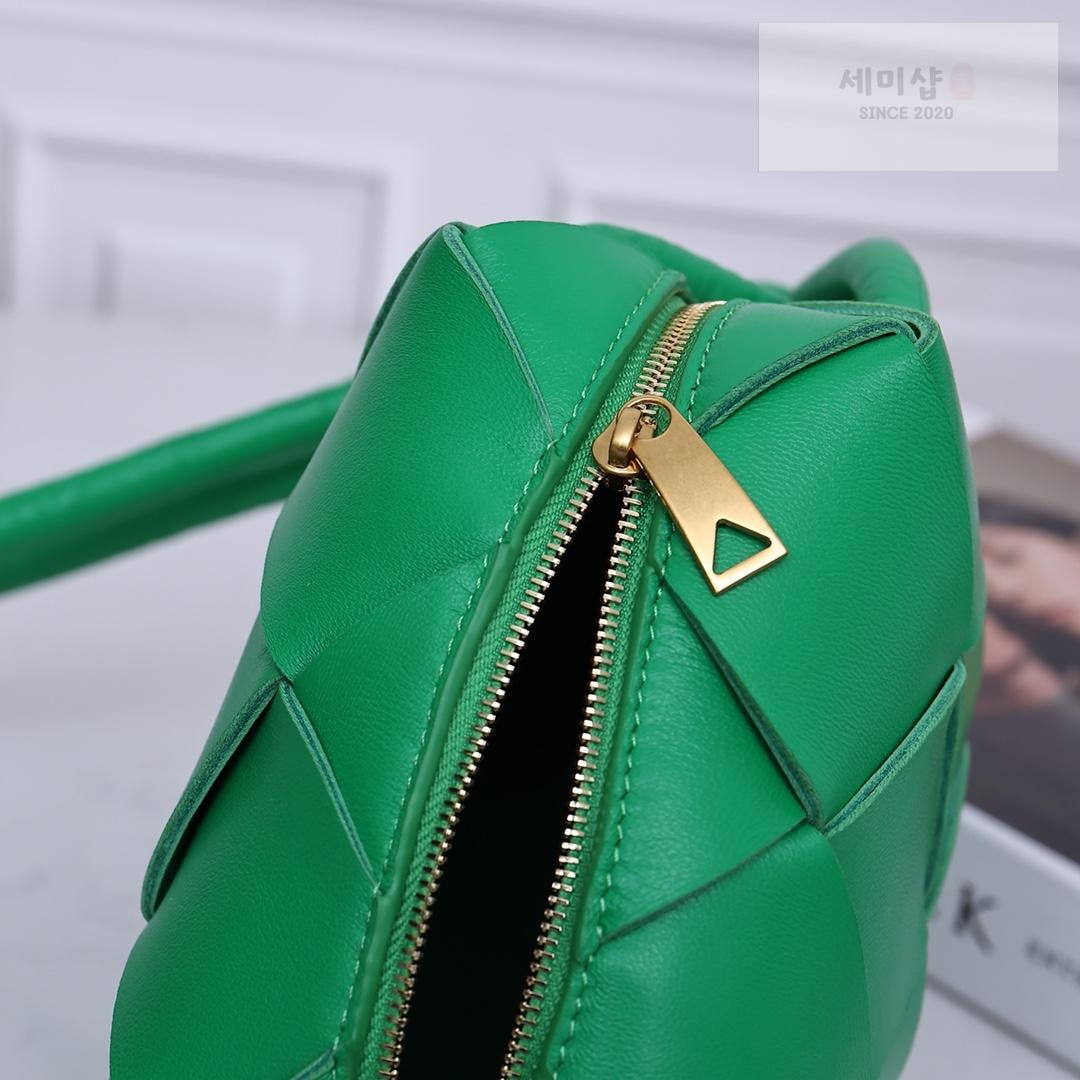 Bottega Veneta Bottega Veneta Small Cassette Camera Bag Bag 50번 이미지