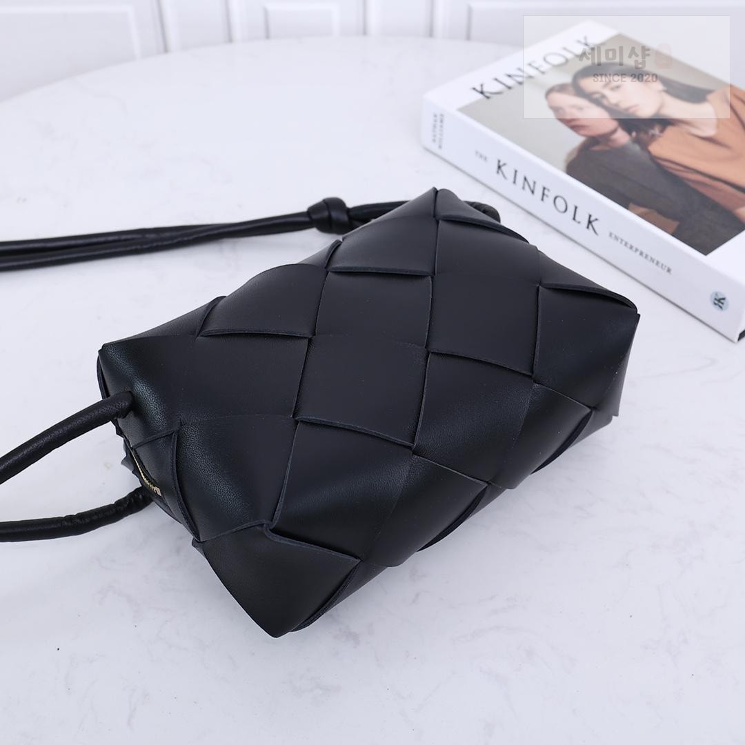 Bottega Veneta Bottega Veneta Small Cassette Camera Bag Bag 59번 이미지