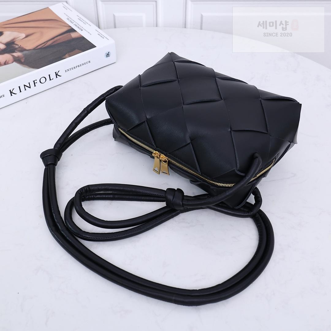Bottega Veneta Bottega Veneta Small Cassette Camera Bag Bag 41번 이미지