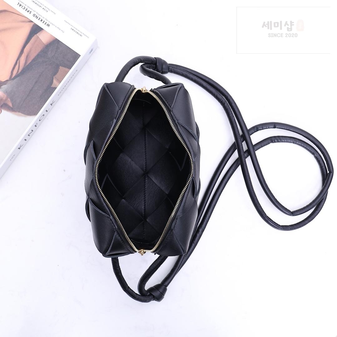 Bottega Veneta Bottega Veneta Small Cassette Camera Bag Bag 36번 이미지
