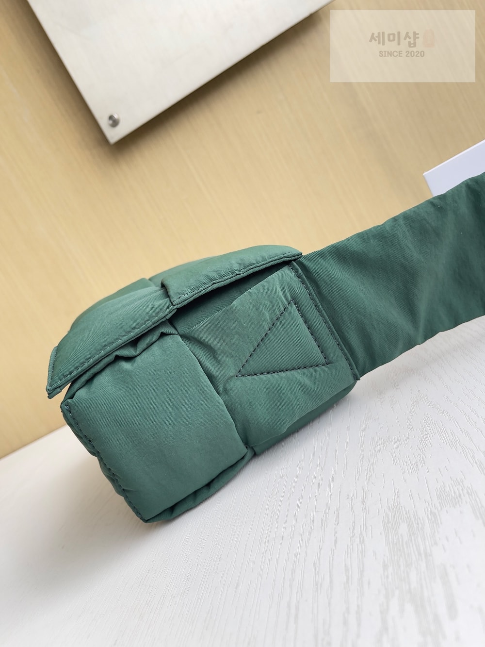 Bottega Veneta Bottega Veneta Small Padded Tech Cassette Bag 5번 이미지