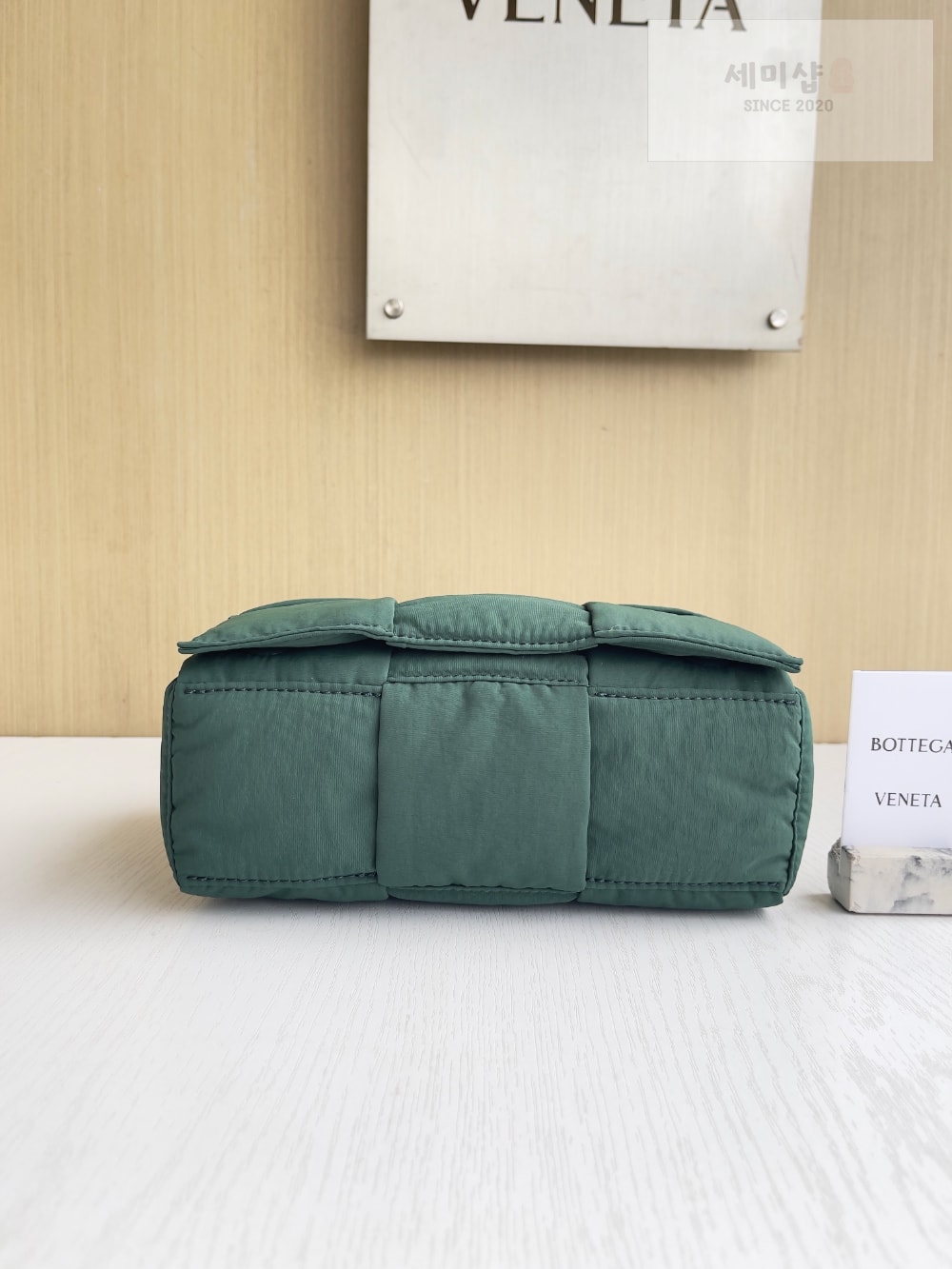 Bottega Veneta Bottega Veneta Small Padded Tech Cassette Bag 4번 이미지