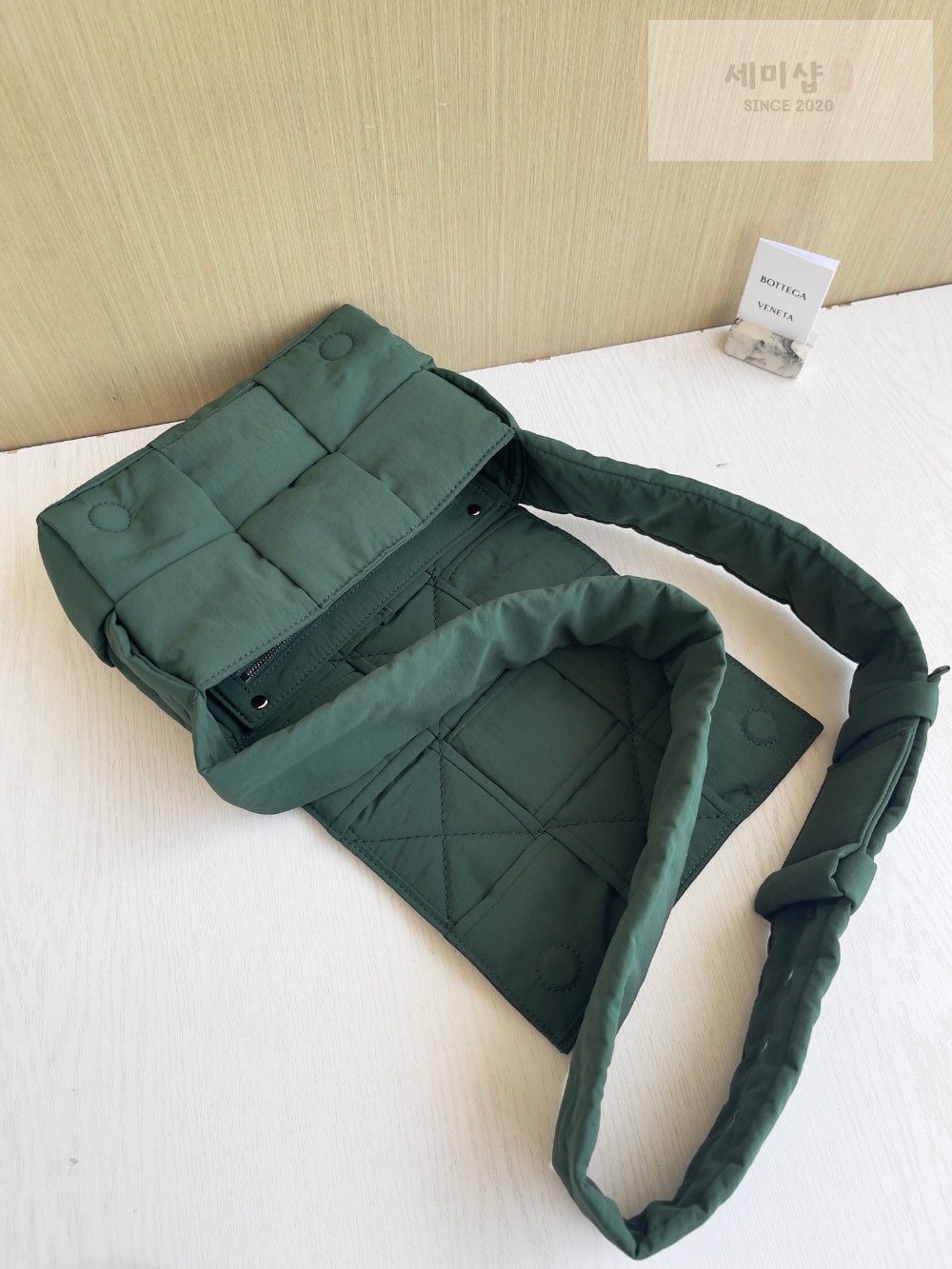Bottega Veneta Bottega Veneta Small Padded Tech Cassette Bag 7번 이미지