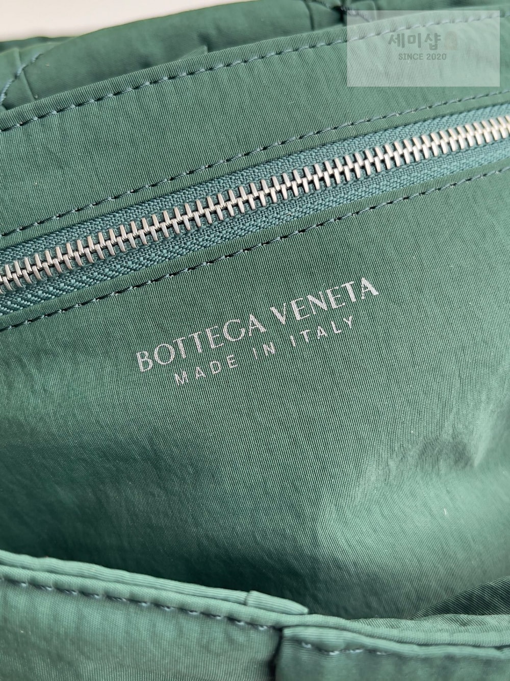 Bottega Veneta Bottega Veneta Small Padded Tech Cassette Bag 3번 이미지