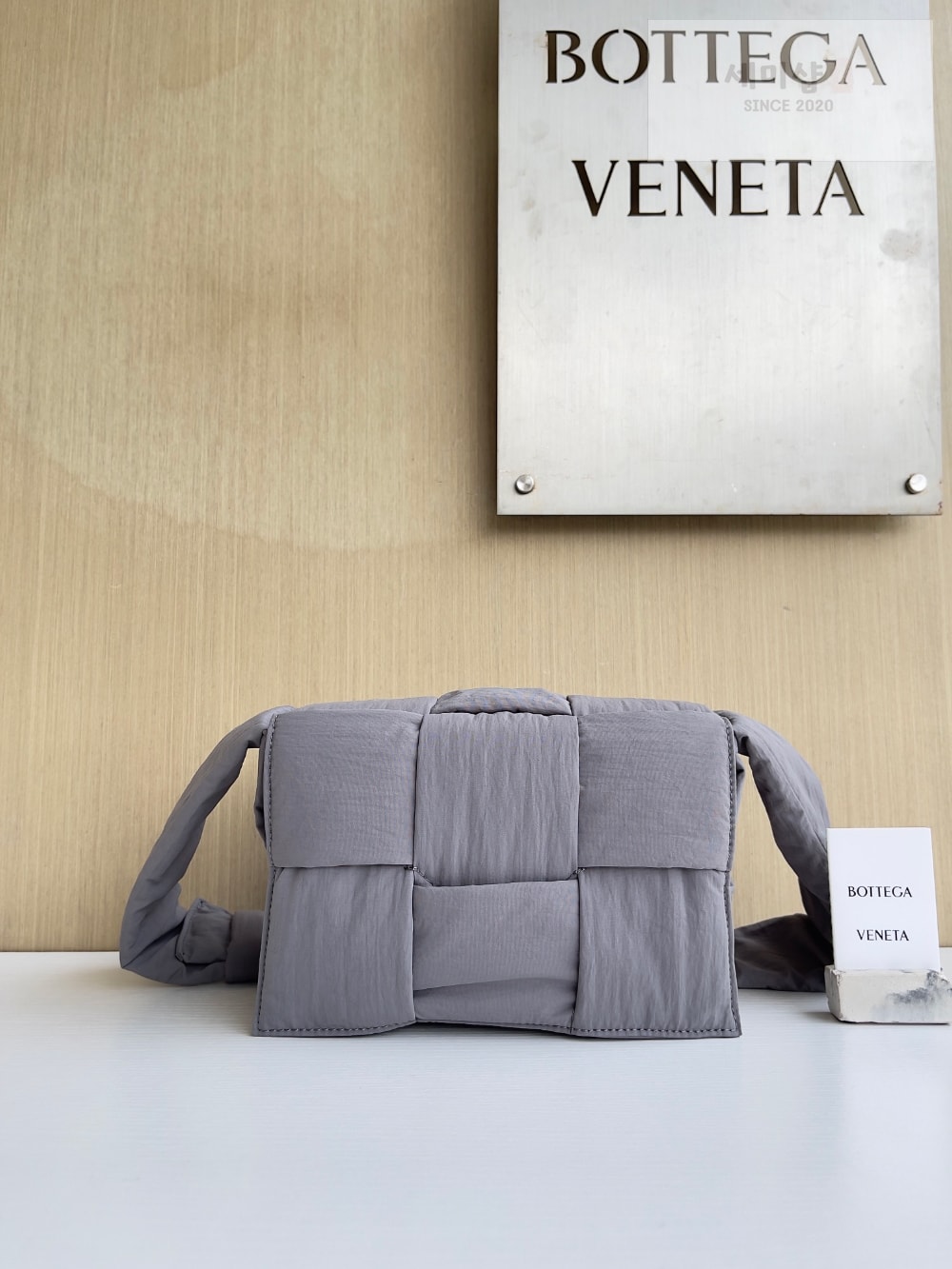 Bottega Veneta Bottega Veneta Small Padded Tech Cassette Bag 1번 이미지