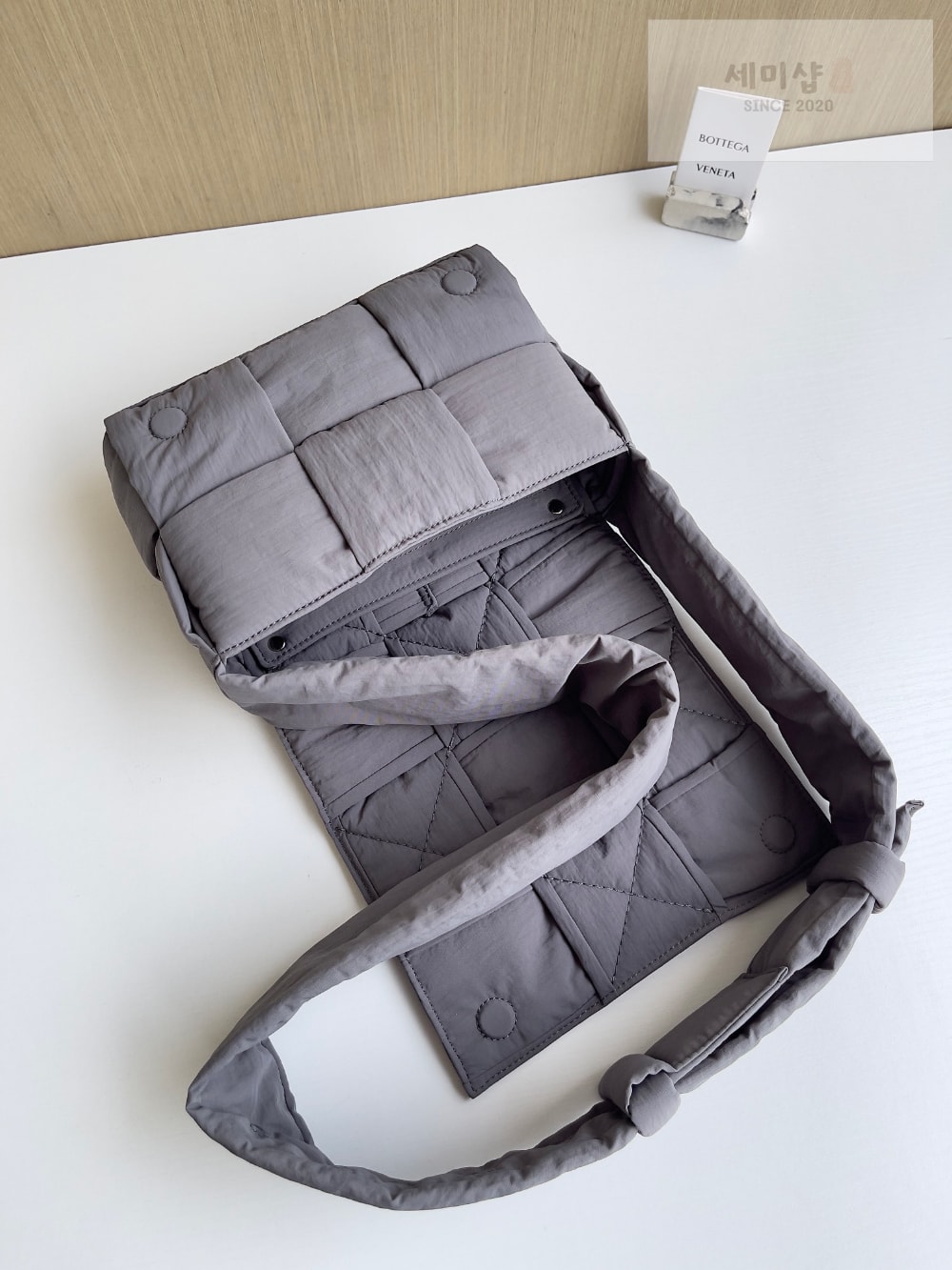 Bottega Veneta Bottega Veneta Small Padded Tech Cassette Bag 4번 이미지
