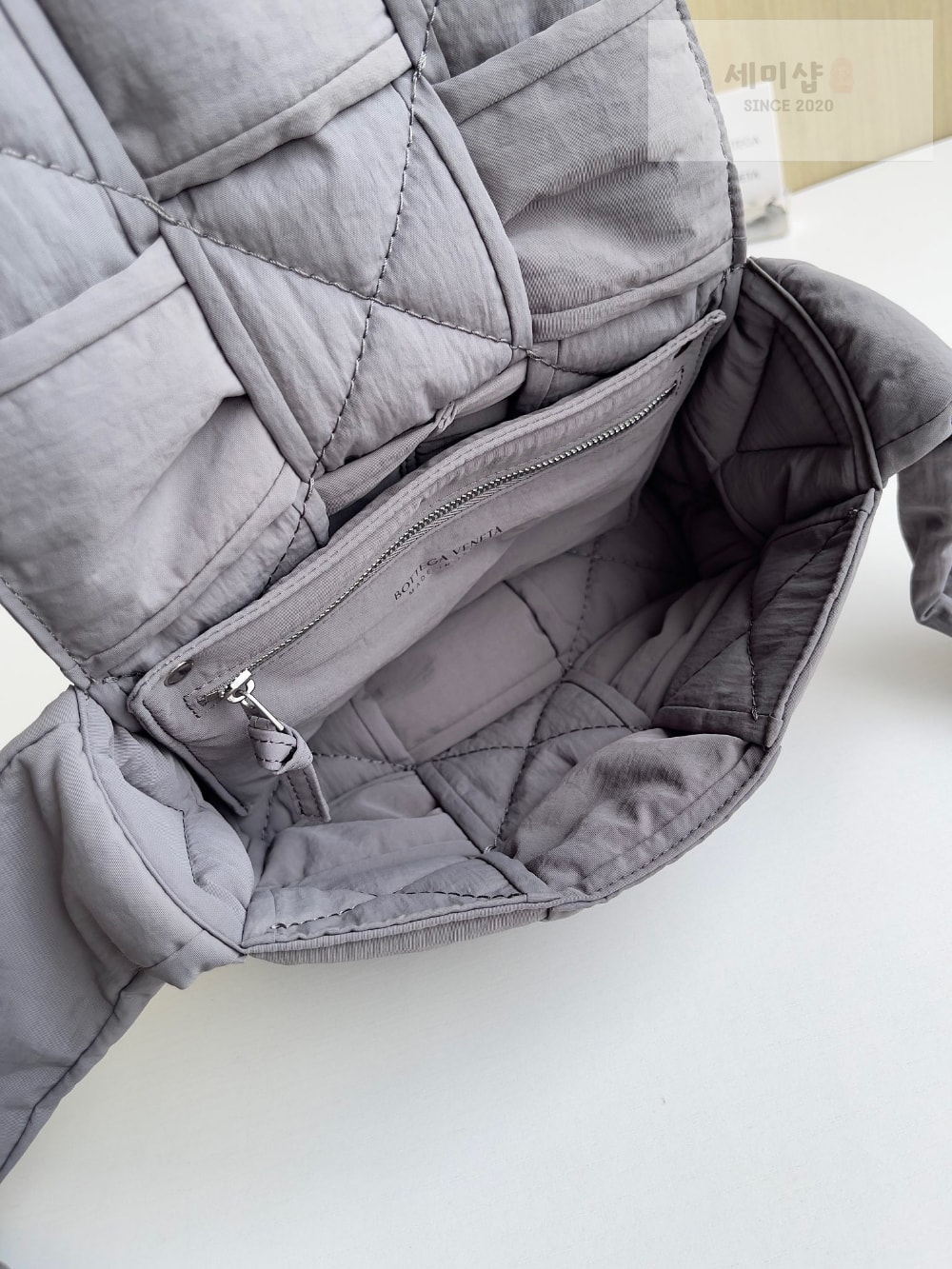 Bottega Veneta Bottega Veneta Small Padded Tech Cassette Bag 7번 이미지