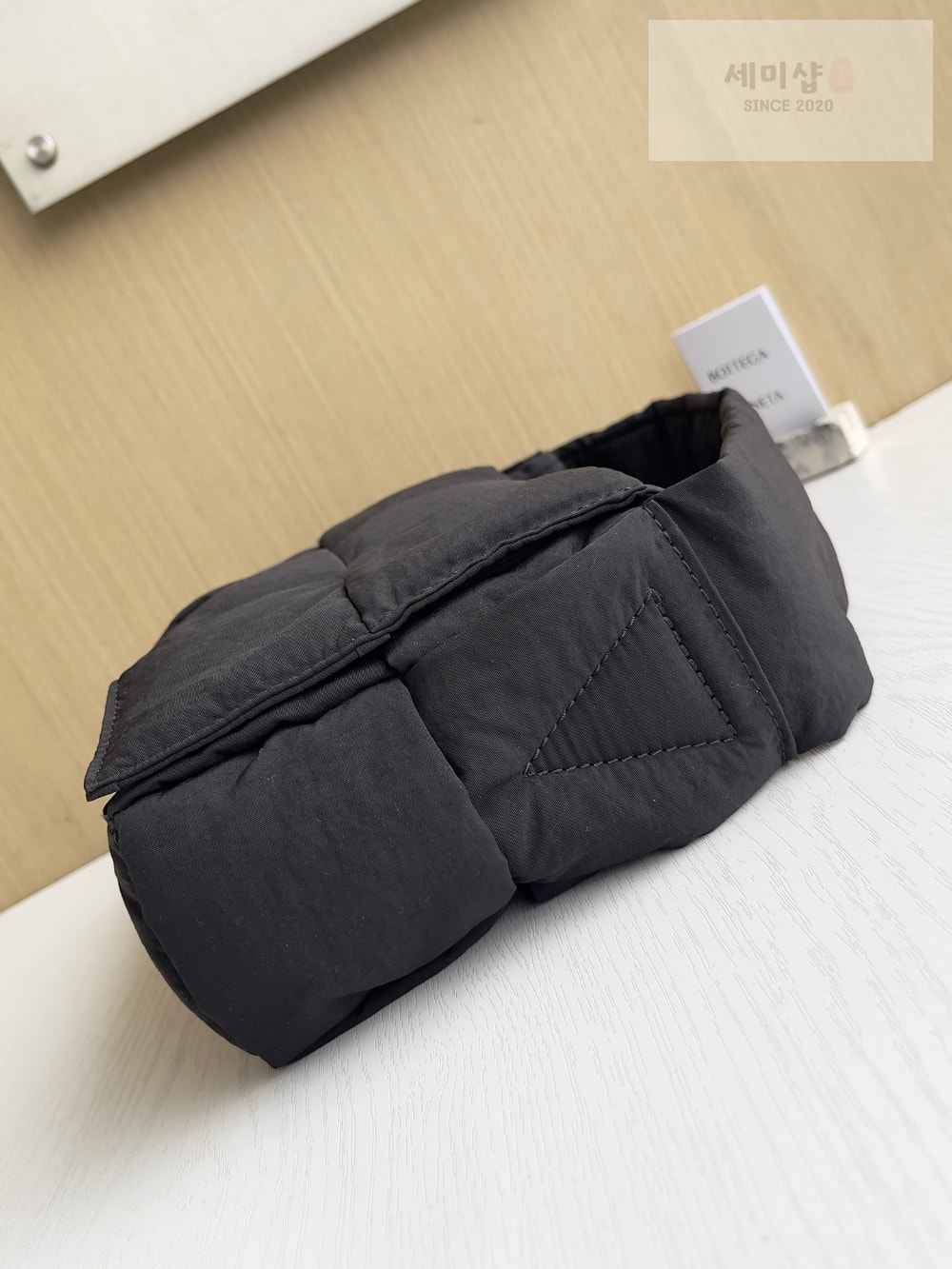 Bottega Veneta Bottega Veneta Small Padded Tech Cassette Bag 2번 이미지