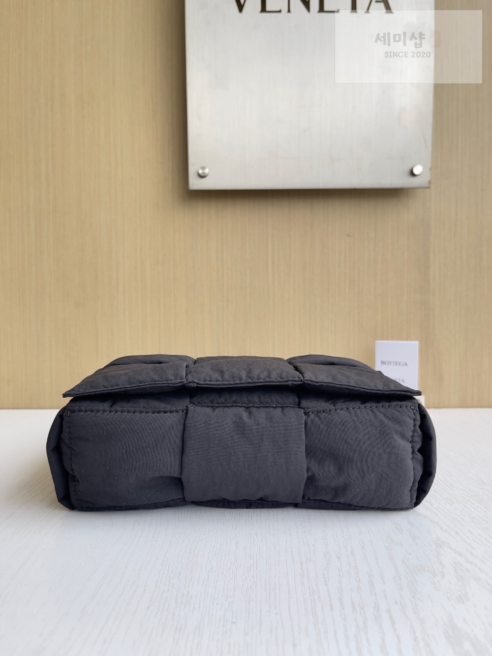 Bottega Veneta Bottega Veneta Small Padded Tech Cassette Bag 3번 이미지