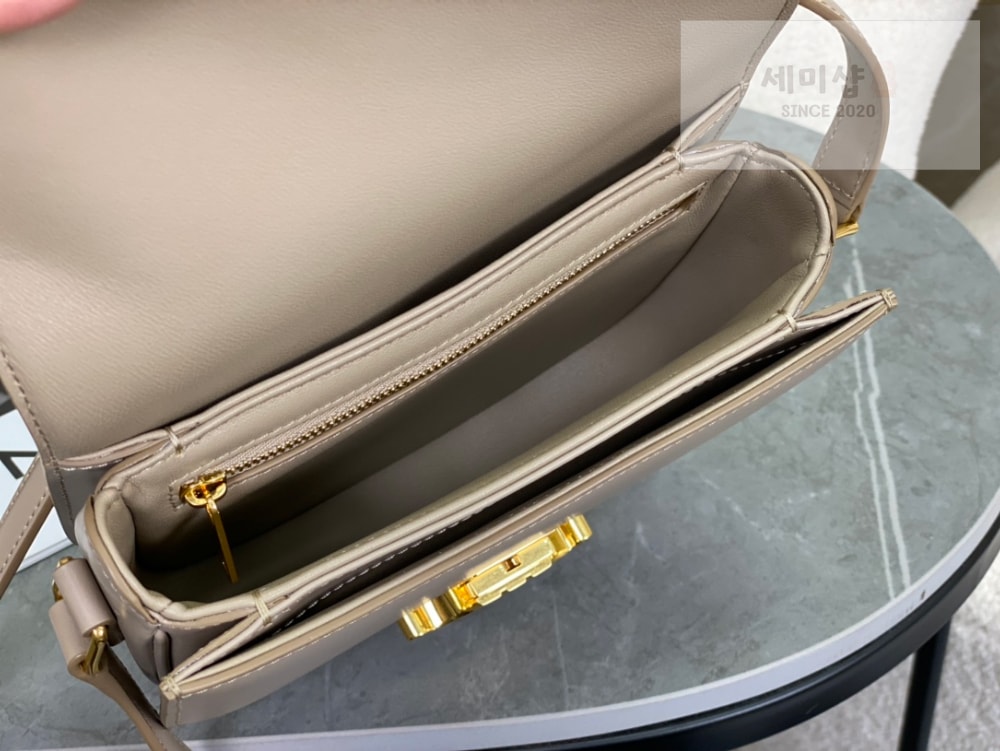 C E L I N E Celine Besace Clea Calfskin Bag 8번 이미지