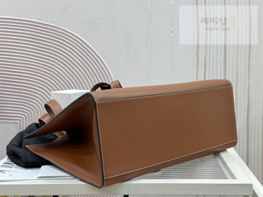 C E L I N E Celine Cabas 16 Soft In Smooth Calfskin Bag 3번 이미지