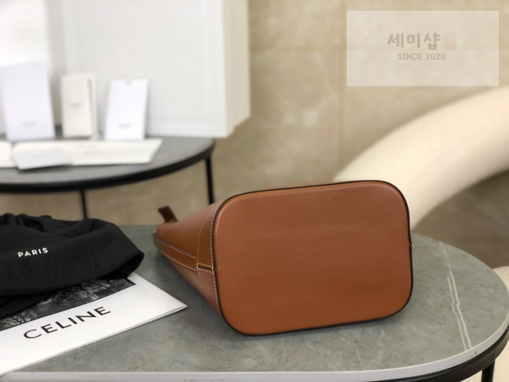 C E L I N E Celine Qurio Triomphe Bucket Soft Calfskin Bag 4번 이미지