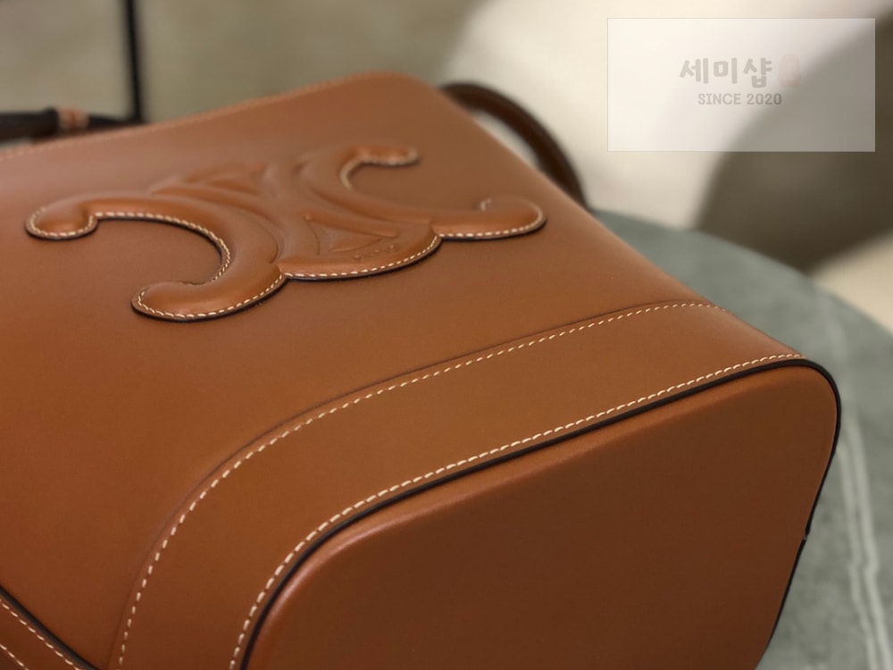C E L I N E Celine Qurio Triomphe Bucket Soft Calfskin Bag 5번 이미지