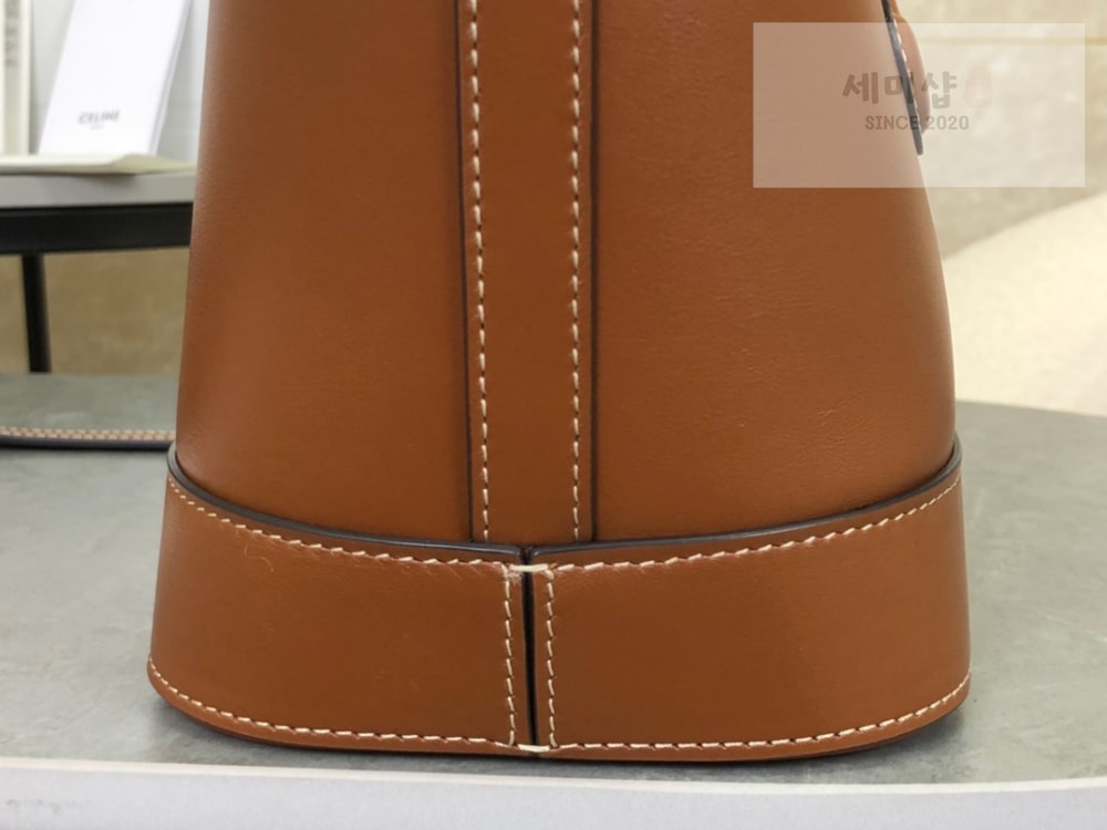C E L I N E Celine Qurio Triomphe Bucket Soft Calfskin Bag 6번 이미지