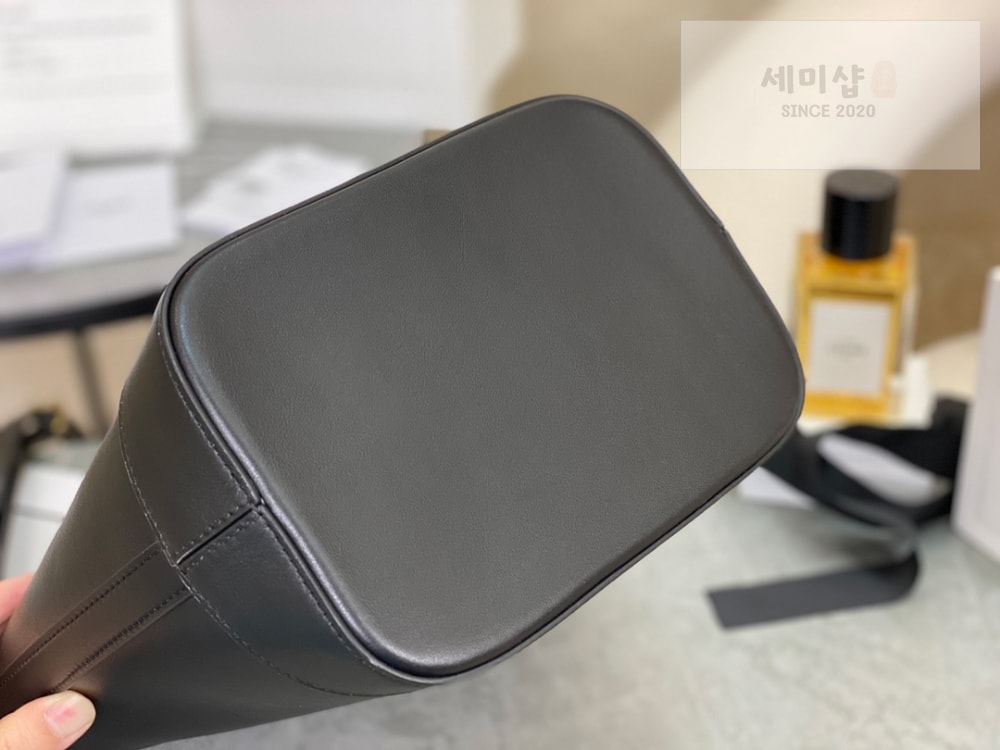 C E L I N E Celine Qurio Triomphe Bucket Soft Calfskin Bag 4번 이미지