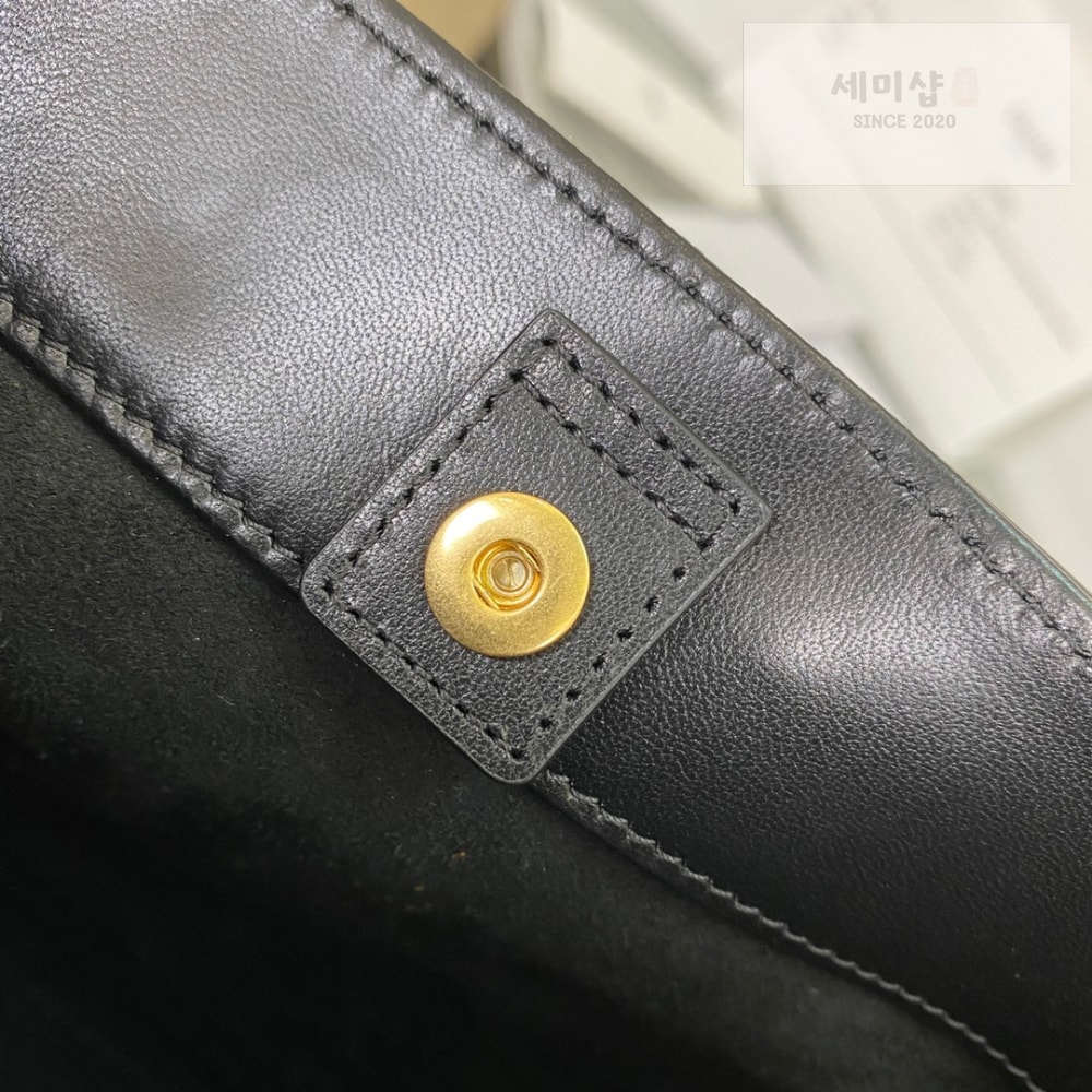 C E L I N E Celine Qurio Triomphe Bucket Soft Calfskin Bag 7번 이미지