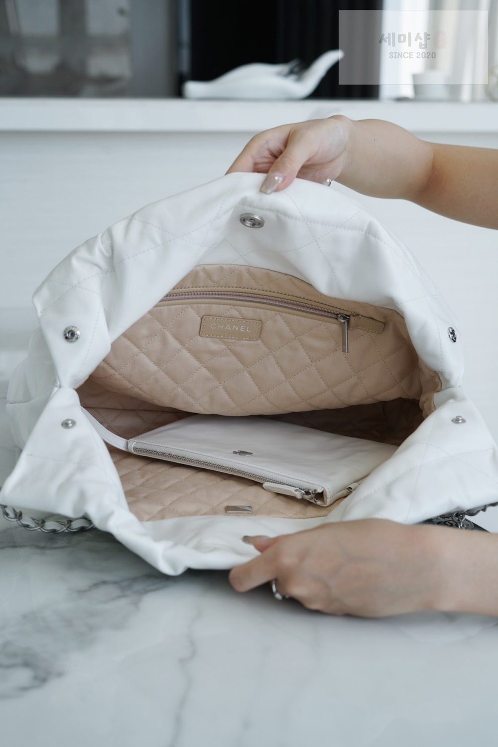 C H A N E L Chanel 22 Medium 화이트 Bag 6번 이미지