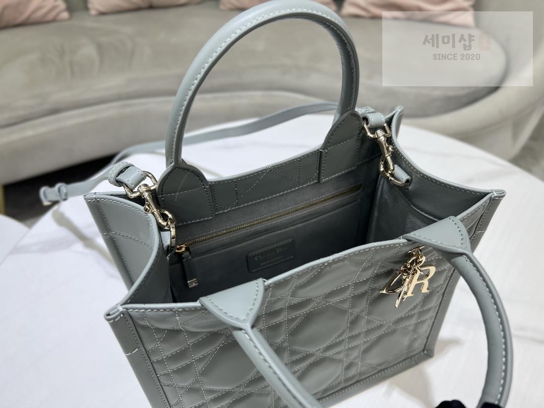 D I O R Dior Book Tote Cross Leather Bag 30번 이미지