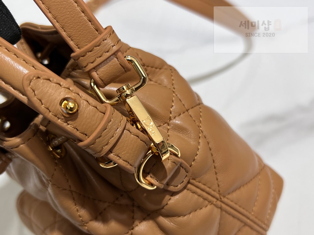 D I O R Dior Caro Nano Bucket Bag 6번 이미지