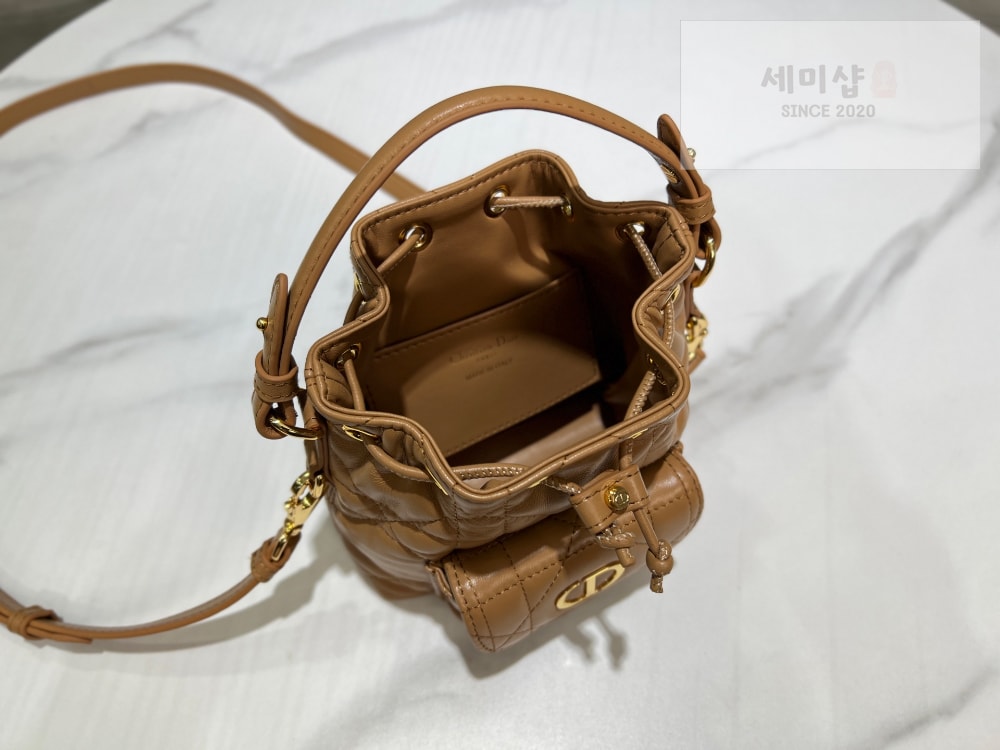 D I O R Dior Caro Nano Bucket Bag 8번 이미지