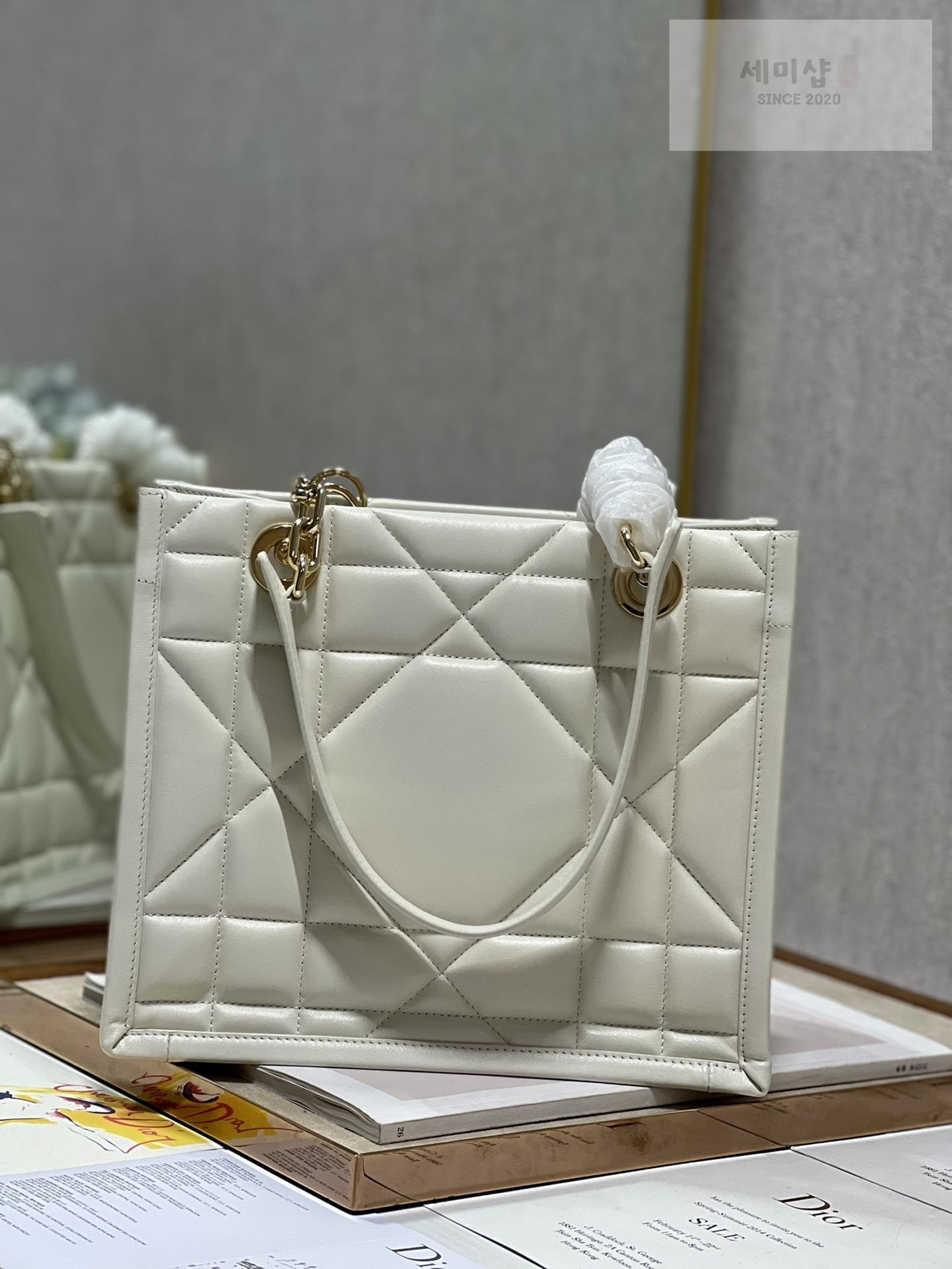 D I O R Dior Essential Tote Bag 8번 이미지