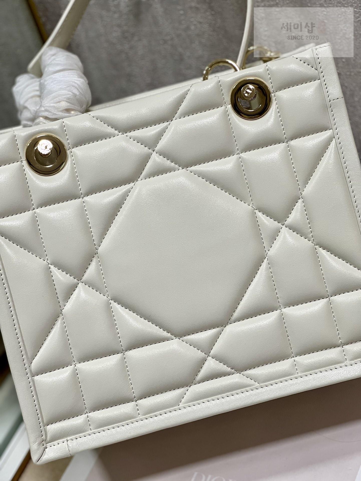 D I O R Dior Essential Tote Bag 9번 이미지