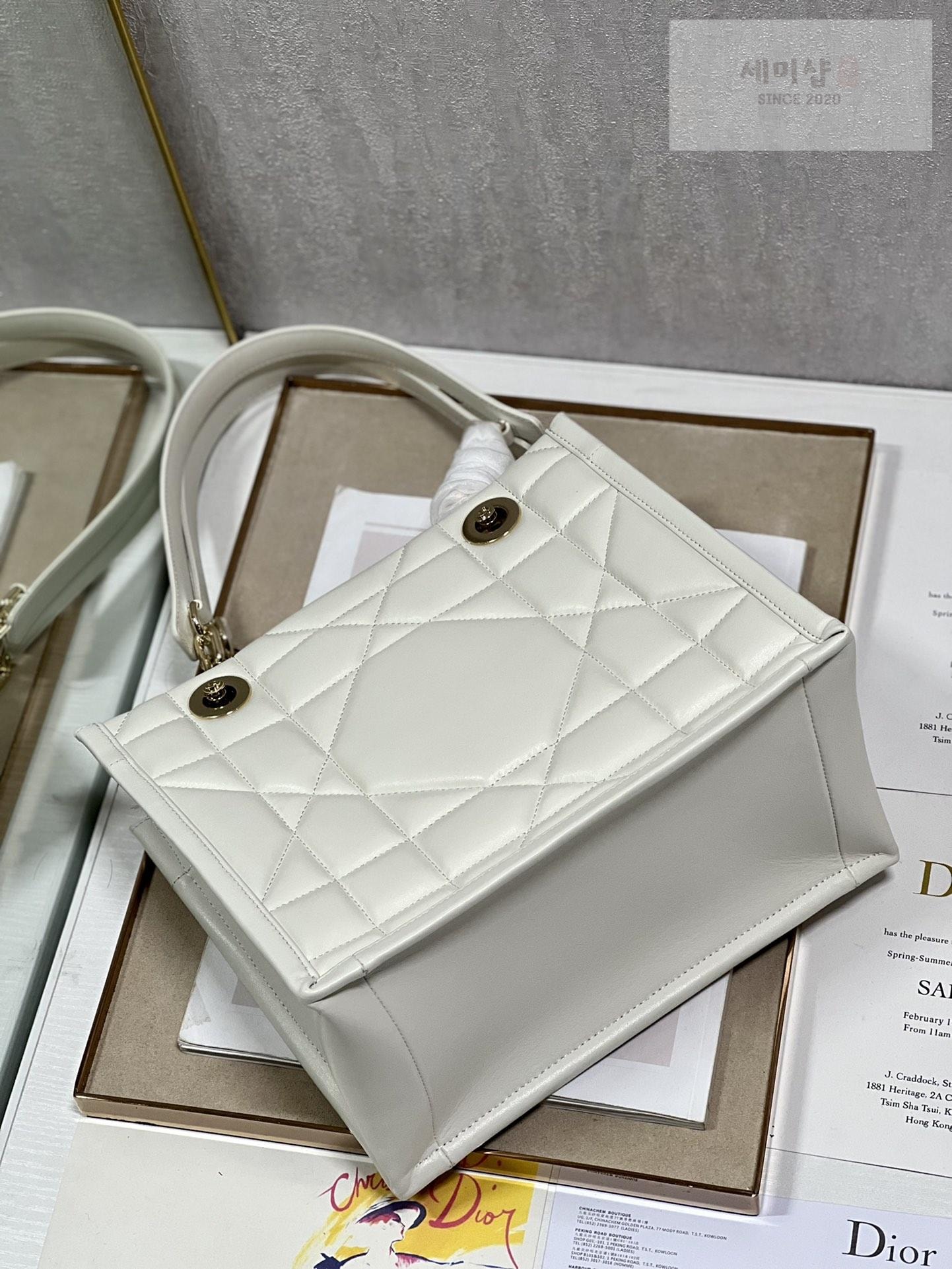 D I O R Dior Essential Tote Bag 11번 이미지
