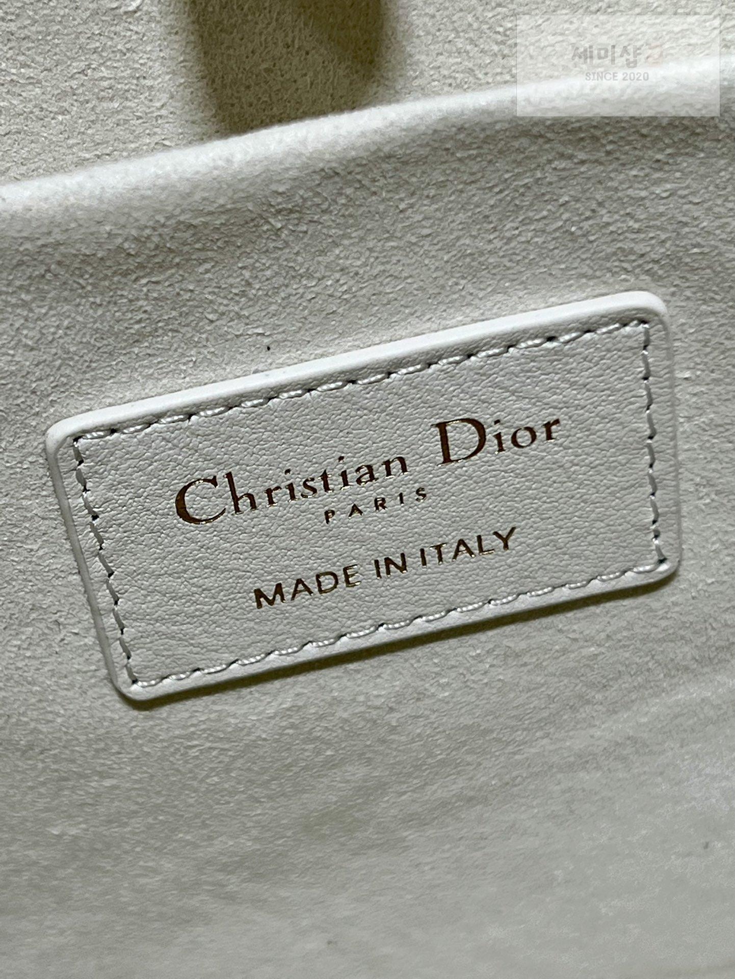 D I O R Dior Essential Tote Bag 36번 이미지