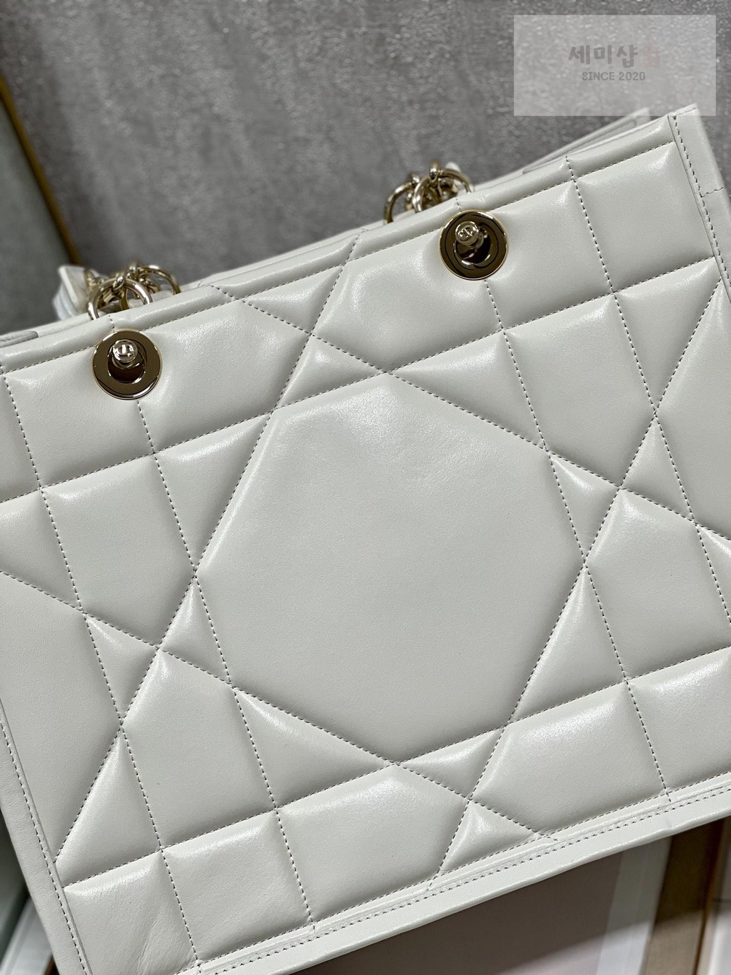 D I O R Dior Essential Tote Bag 16번 이미지