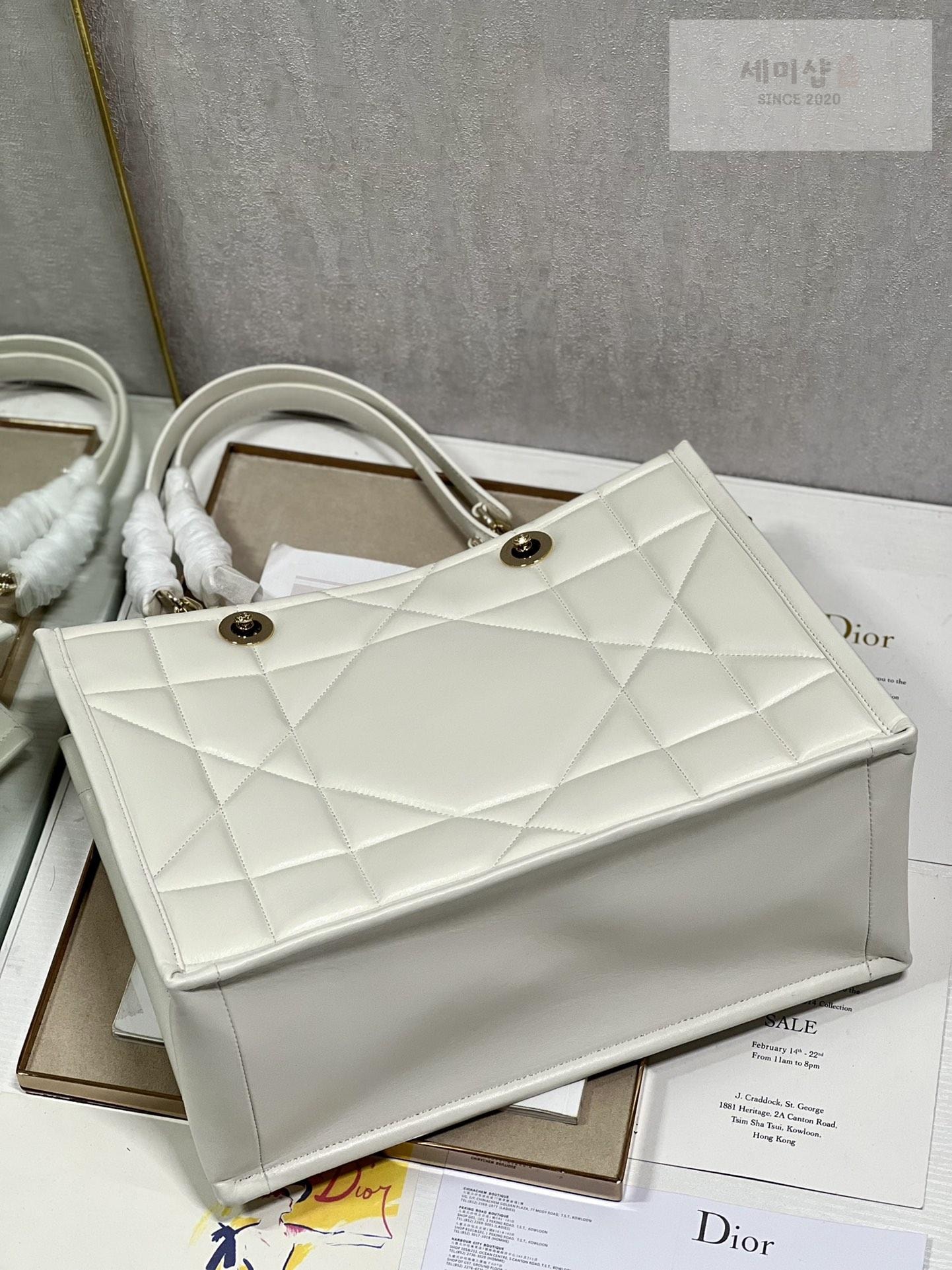 D I O R Dior Essential Tote Bag 17번 이미지