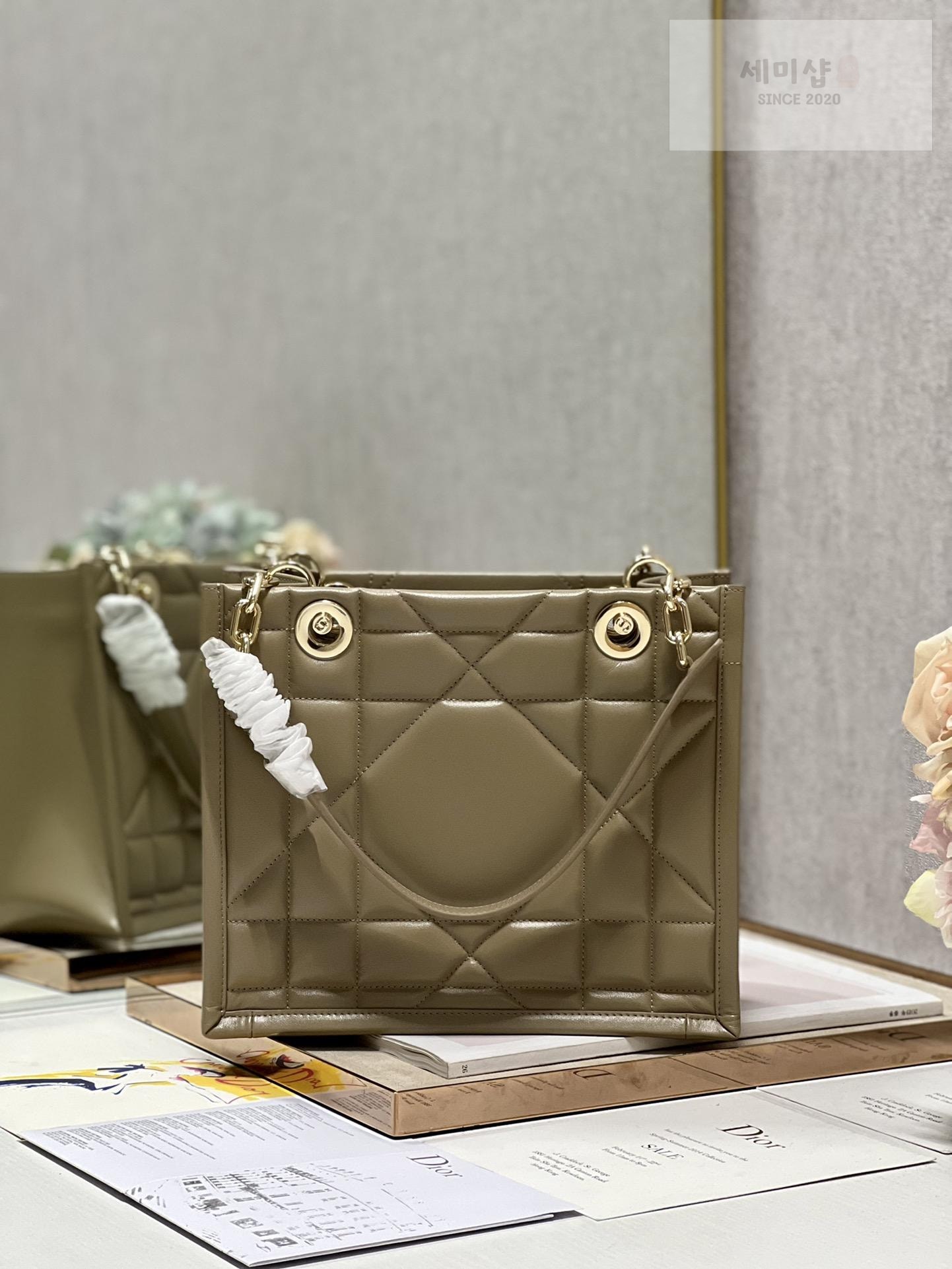 D I O R Dior Essential Tote Bag 29번 이미지