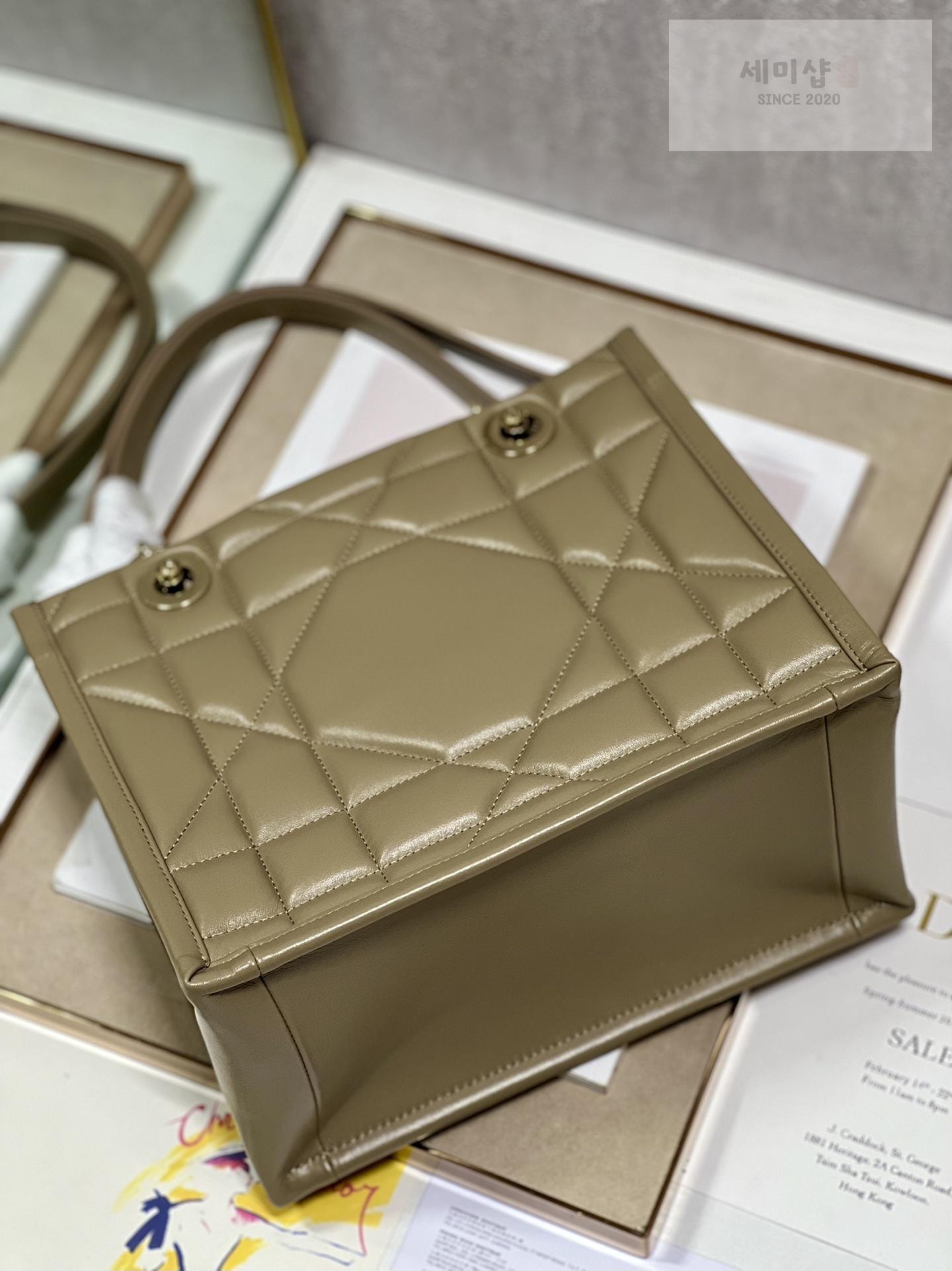 D I O R Dior Essential Tote Bag 31번 이미지