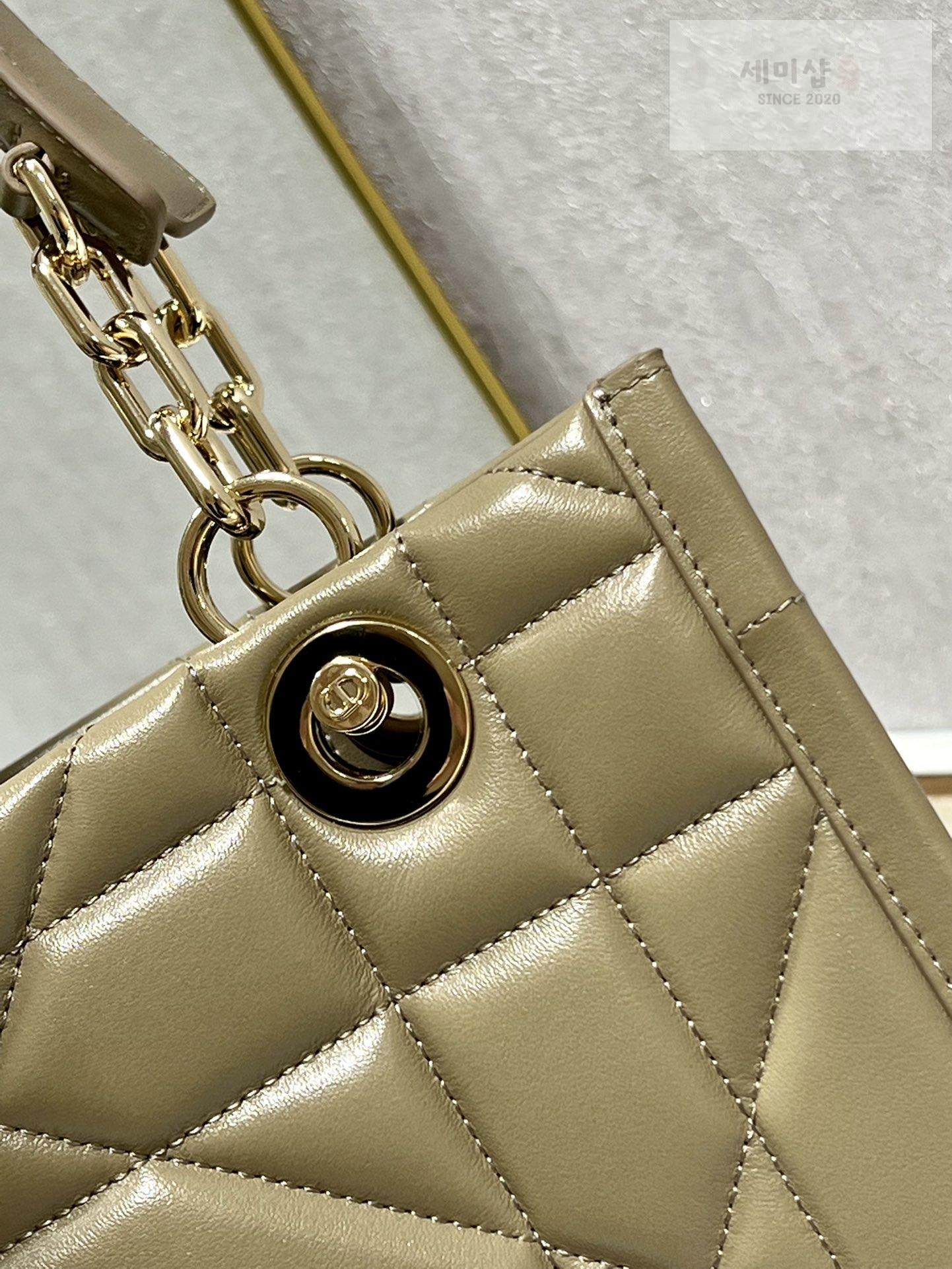 D I O R Dior Essential Tote Bag 41번 이미지