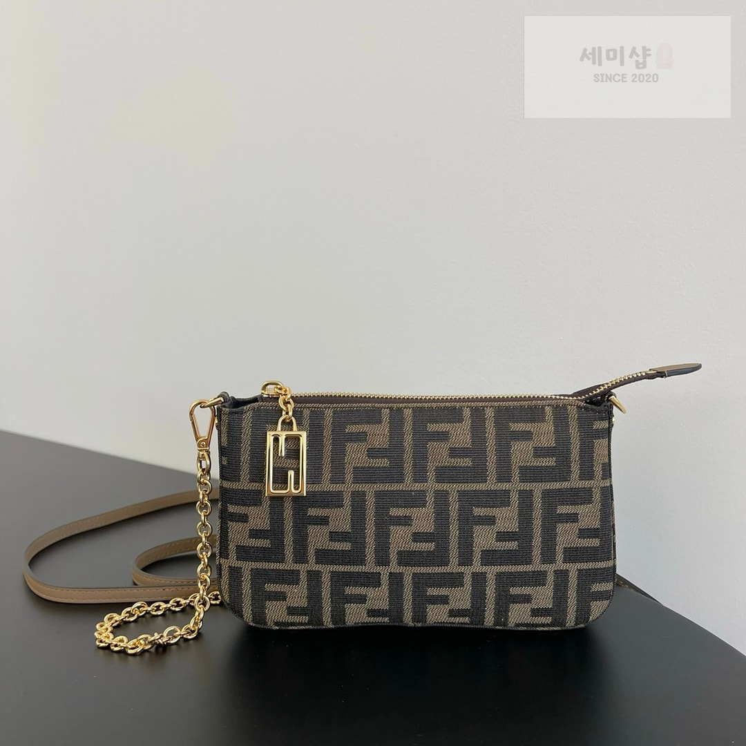 펜디 펜디 FF 패브릭 슬림 파우치 FF 모노그램 Bag 1번 이미지