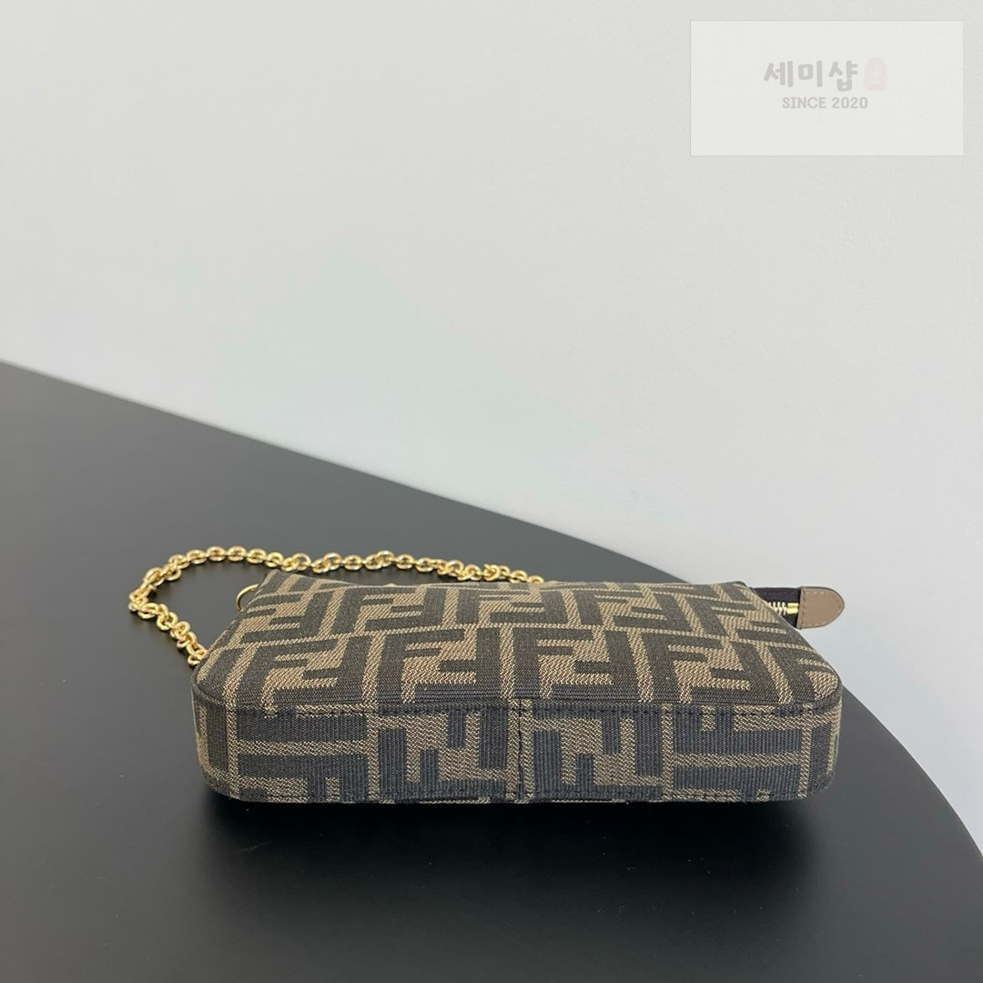 펜디 펜디 FF 패브릭 슬림 파우치 FF 모노그램 Bag 4번 이미지