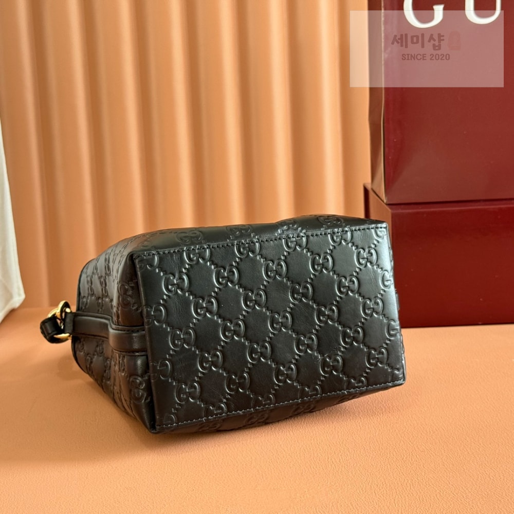 Gucci Gucci GG Emblem Bucket Bag 4번 이미지