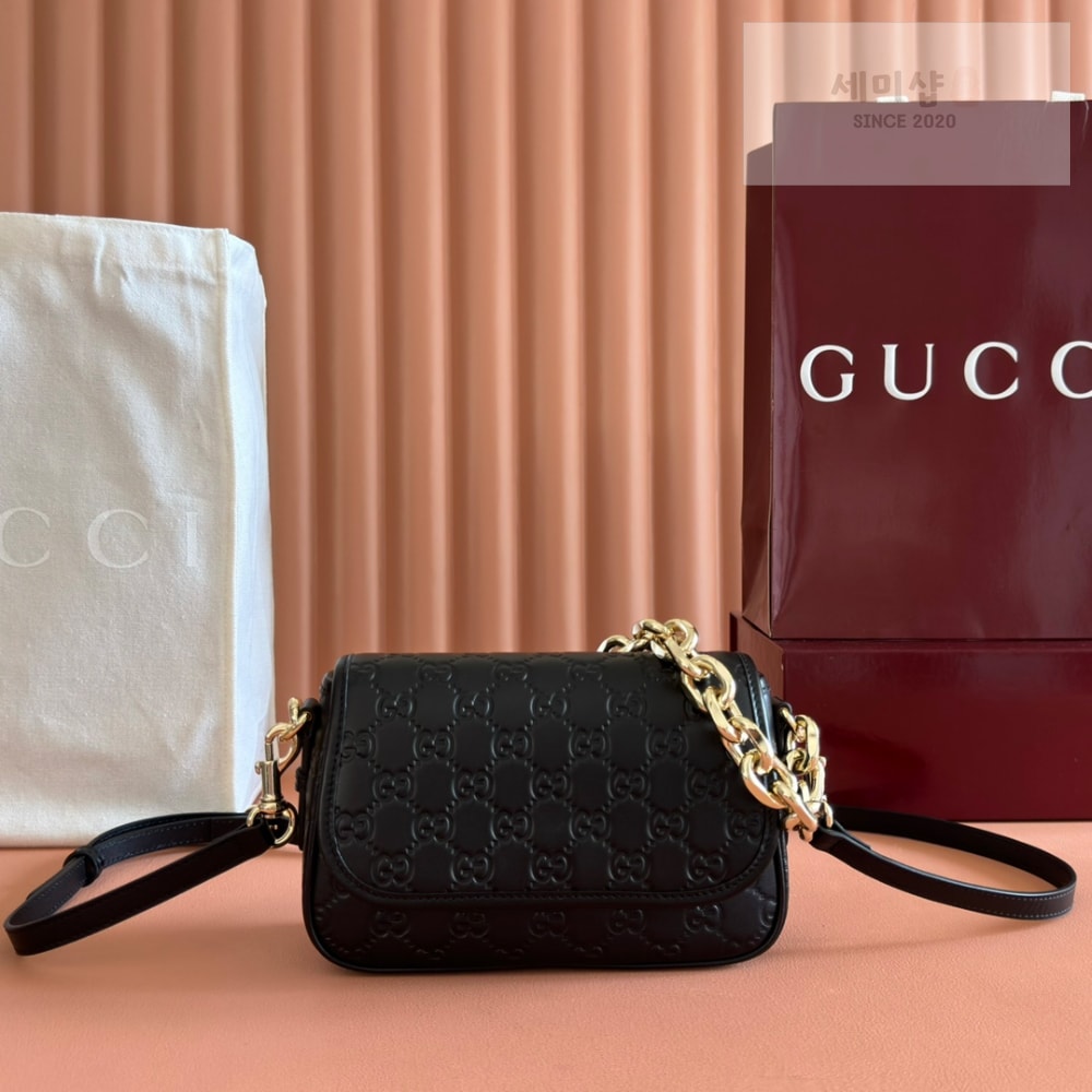 Gucci Gucci GG Emblem Shoulder Bag 1번 이미지