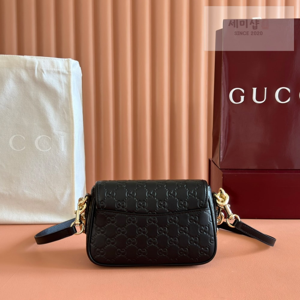 Gucci Gucci GG Emblem Shoulder Bag 2번 이미지