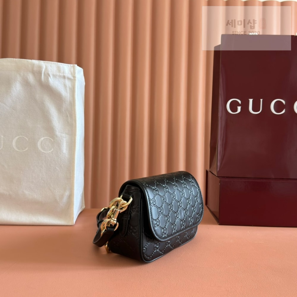 Gucci Gucci GG Emblem Shoulder Bag 3번 이미지