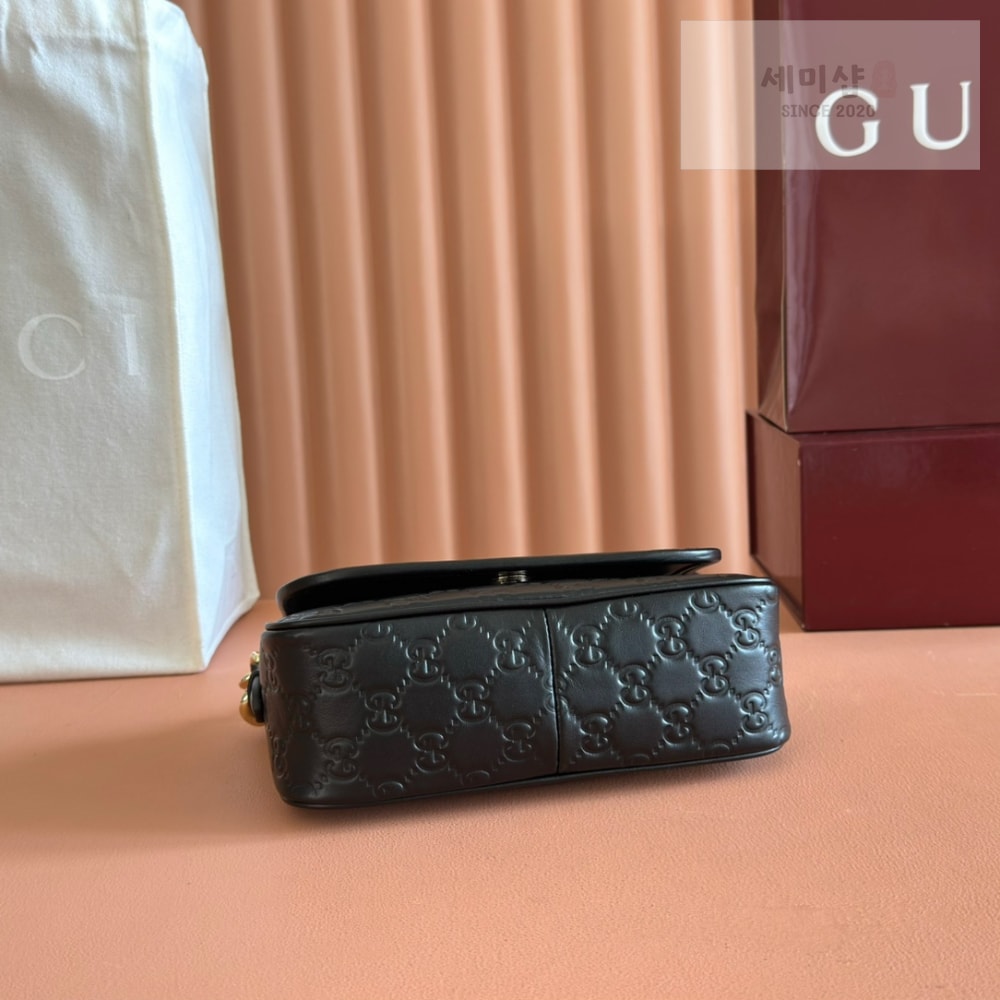 Gucci Gucci GG Emblem Shoulder Bag 4번 이미지