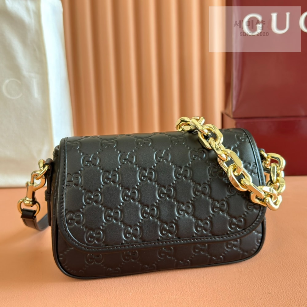 Gucci Gucci GG Emblem Shoulder Bag 8번 이미지