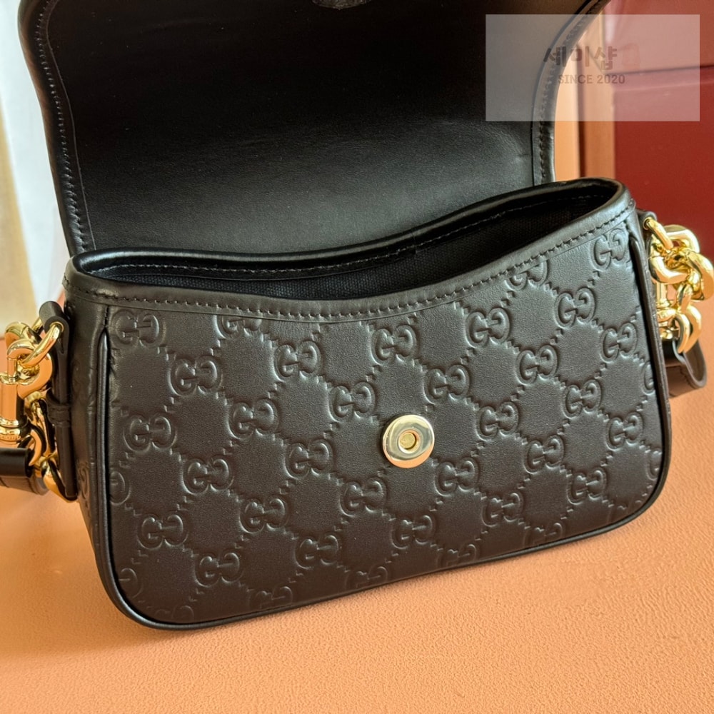 Gucci Gucci GG Emblem Shoulder Bag 18번 이미지