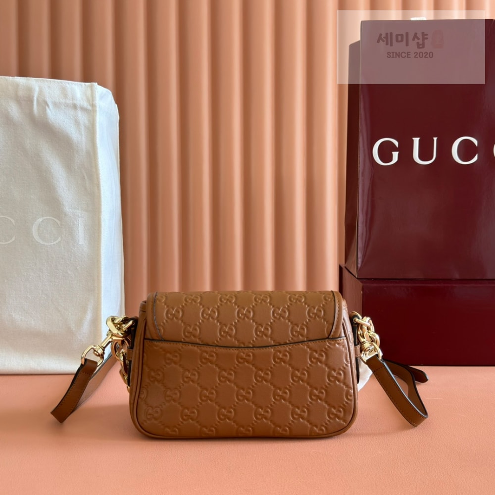 Gucci Gucci GG Emblem Shoulder Bag 7번 이미지