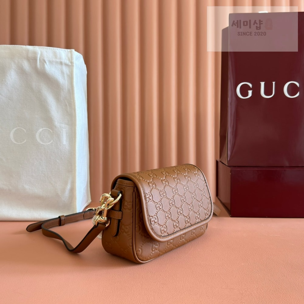 Gucci Gucci GG Emblem Shoulder Bag 9번 이미지